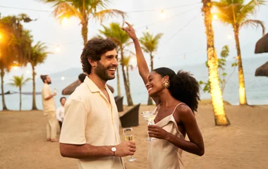 Pareja de fiesta en el resort.