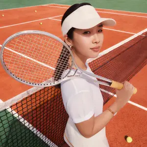 Femme sur un court de tennis