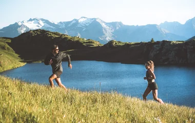 couple course à pied montagne alpes d'huez été