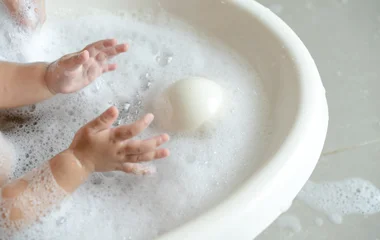 bébé prend son bain