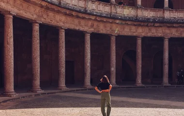 femme balade rue marbella architecture