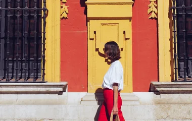 femme balade rue marbella