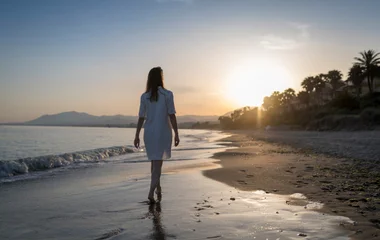 femme bord de l'eau marbella club med