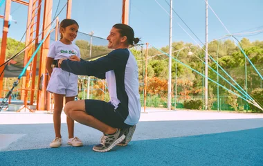 fillette avec un GO pratiquant l'activité cirque