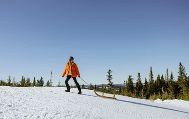 famille luge montagne neige