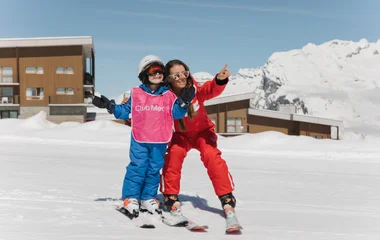 petite fille avec une monitrice esf