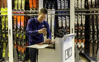 GO préparant vos skis au Ski Pro Shop