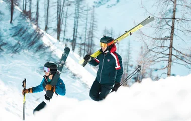 amis qui portent leurs skis à la montagne