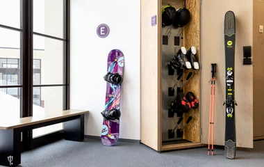 snowboards rangés dans un casier