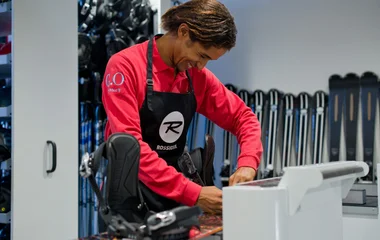 GO expert ski Club Med ajustant ski